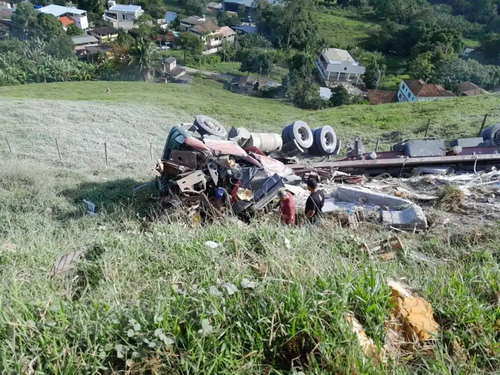Carreta perde freios na “Curva da Morte” e cai em ribanceira na ES 164, em Cachoeiro