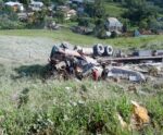 Carreta perde freios na “Curva da Morte” e cai em ribanceira na ES 164, em Cachoeiro