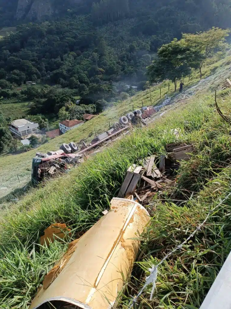 Carreta perde freios na “Curva da Morte” e cai em ribanceira na ES 164, em Cachoeiro