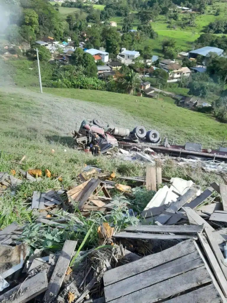 Carreta perde freios na “Curva da Morte” e cai em ribanceira na ES 164, em Cachoeiro