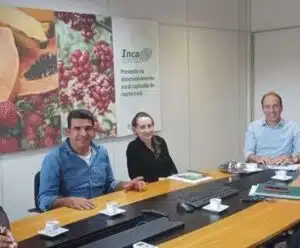 Incaper e Idaf se reúnem para debater melhorias em escritórios locais pessoas reunidas em volta de uma mesa
