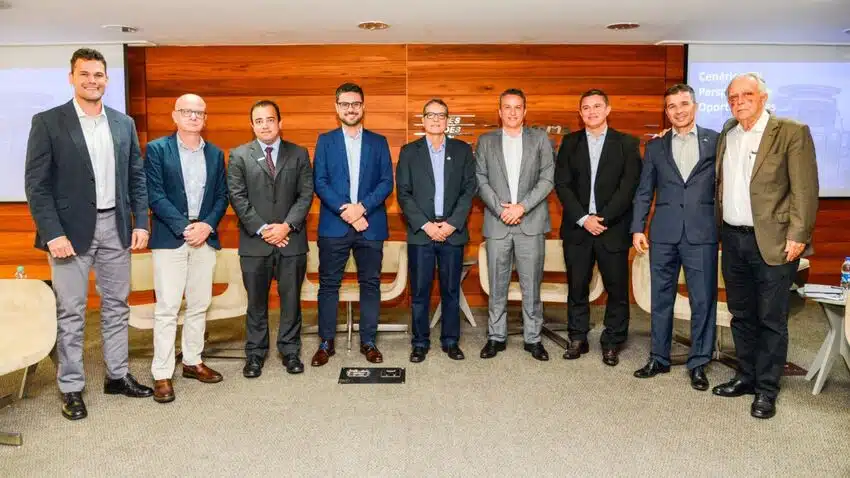 Homens de terno posam lado a lado