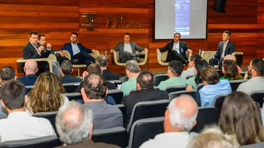 Homens sentados assitem palestra