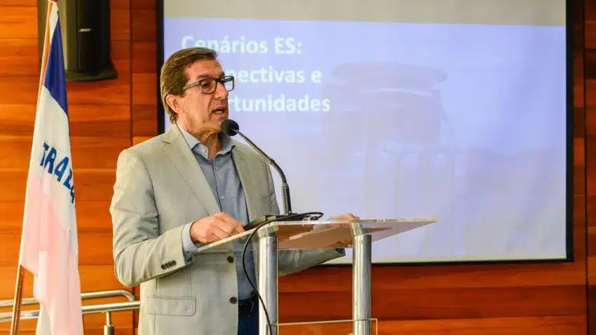 homem discurssa em púpito