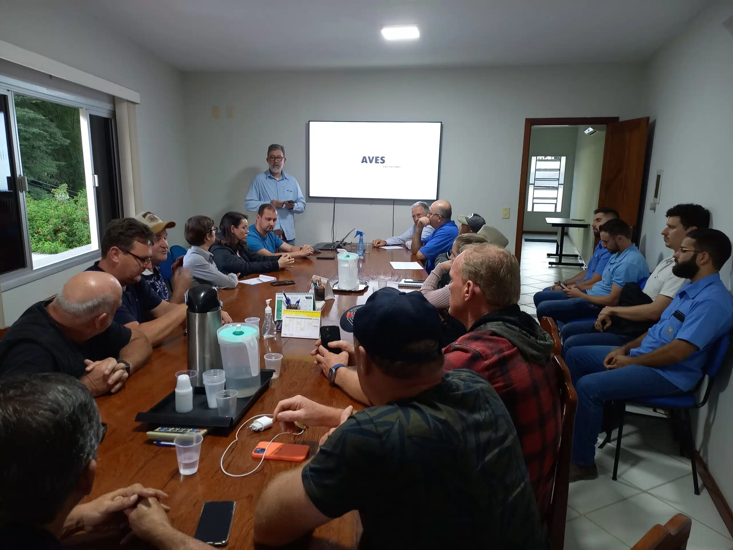 Avicultores reunidos em uma mesa participando de um alerta sobre a influenza aviaria