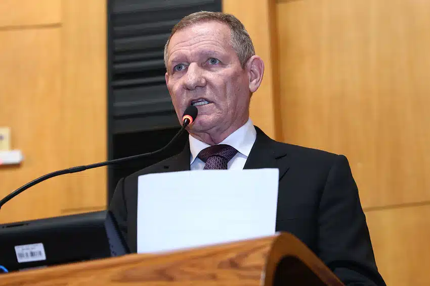 João Coser discursando na tribuna