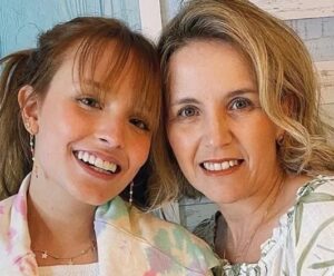 Mãe da atriz Larissa Manoela é indiciada pela polícia; saiba o motivo Larissa Manoela abraçada com a mãe