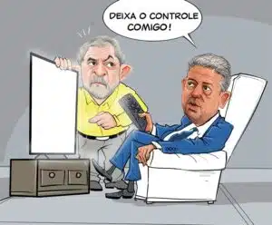 Lula refém O p residente Luyla esta em pé querendo assistir televisão, mas no sofá tem Arthur Lira, que segura o controle e não deixa Lula ter o controle da TV
