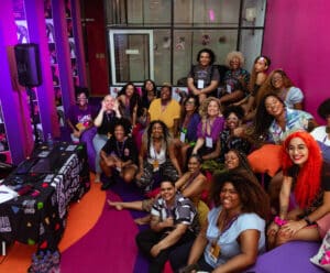 Primeira edição do Festival MC mulheres abre as portas do Carmélia, em Vitória Reunião de mulheres integrantes do MC.Mulheres. Todas estão sentadas no chão, sorrindo e olhando para a câmera.