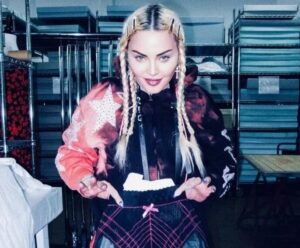 Madonna fará shows no Brasil em 2024 após 12 anos cantora Madonna com tranças no cabelo