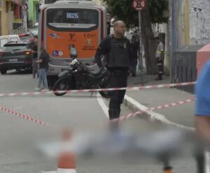 Mulher morre após ser empurrada pelo namorado e atropelada por ônibus Mulher atropelada por ônibus