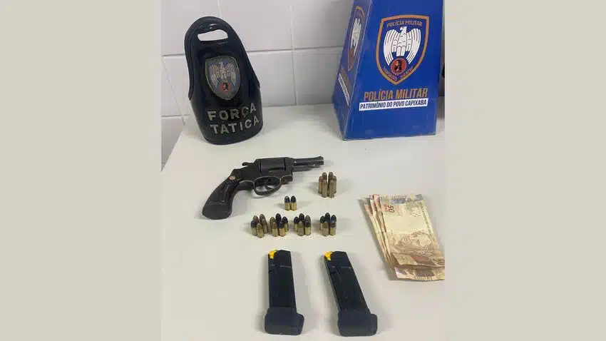 Arma de fogo, munição e dinheiro apreendidos