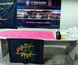 Mais de 7 mil pinos de cocaína são apreendidos em operação da PM no ES pinos de cocaína em cima de uma mesa