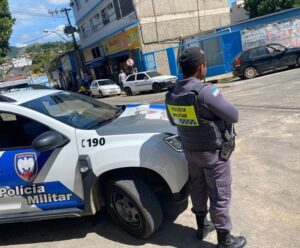 Autores de homicídio no Sul do ES são presos em operação conjunta da PM e Polícia Civil Policial Militar ao lado de uma viatura