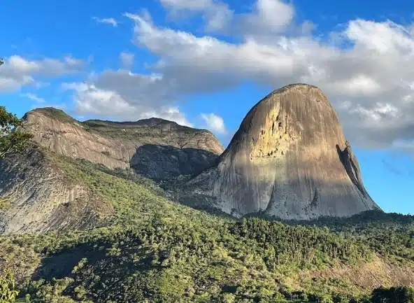 Vista de Pedra Azul, principal atrativo do distrito de Domingos Martins