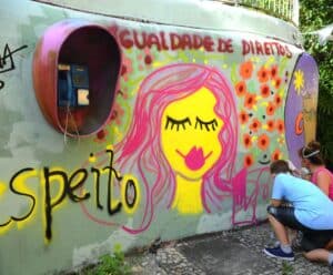 Jovens decoram com grafites temáticos os muros do Conselho Estadual dos Direitos da Mulher em lembrança ao Dia Internacional de Combate à Violência Contra a Mulher