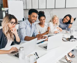 grupo de jovens trabalhando em notebooks