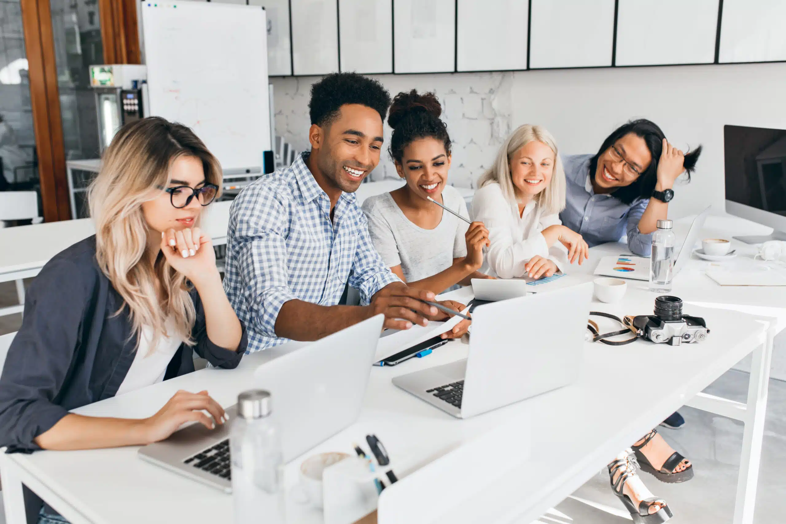 grupo de jovens trabalhando em notebooks