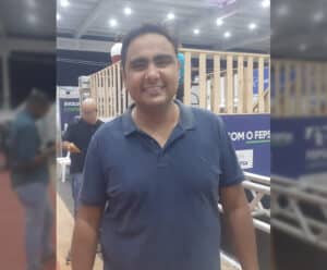Peter Costa aproveita Know-how da Exposul para promover café especial de Mimoso Homem de frente para o observador sorrindo