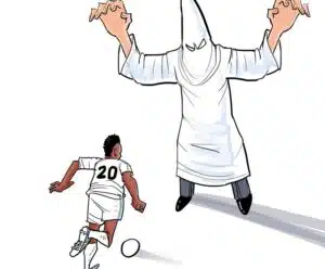 Punição A charge retrata o jogador Vinicius Jr. correndo com a bola, em direção a uma pessoa com uma roupa da organização racista Ku Klux Klan.