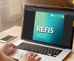 Refis: prazo para obter maior desconto em juros e multas vai até 31 de maio mãos feminina sobre o teclado de um notebook