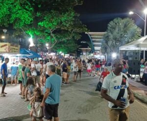 Vista panorâmica do evento Rua Viva. Muitas pessoas transitam pelas ruas.