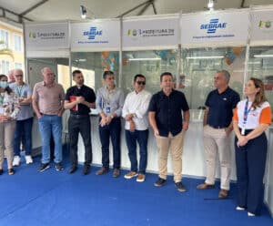 Prefeitura de Venda Nova inaugura Sala do Empreendedor e do Cidadão pessoas a frente da sala do empreendedor