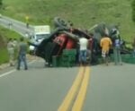 Caminhão tomba em rodovia de Marataízes e ocupantes ficam presos às ferragens