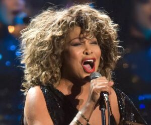 “Não foi uma vida boa”, disse Tina Turner em filme emotivo em que se despediu da vida pública Tina Tuner