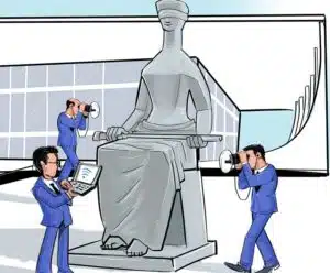 Varredura Na charge, retrata varios homens estão em volta da estátua "a justiça" e investigando.