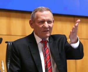 Projeto estimula municípios a adotarem ações para terceira idade João Coser falando ao microfone