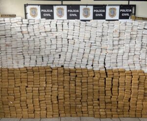 Denarc apreende uma tonelada de maconha e 20 quilos de crack no ES muitos tabletes de maconha