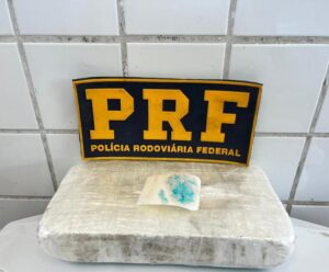 placa com a sigla PRF sobre um tablete de cocaína