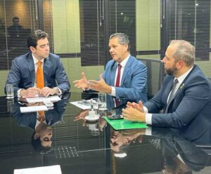 Após recusar proposta da Eco101, Ferraço anuncia “plano B” para gestão da BR-101 Ricardo Ferraço em reunião com o ministro do TCU, Bruno Dantas, e com o diretor geral da ANTT, Rodrigo Vitale