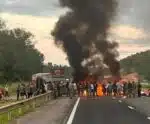 Em protesto, manifestantes interditam BR 101, em Viana