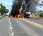Carreta pega fogo após colisão em rodovia no Espírito Santo