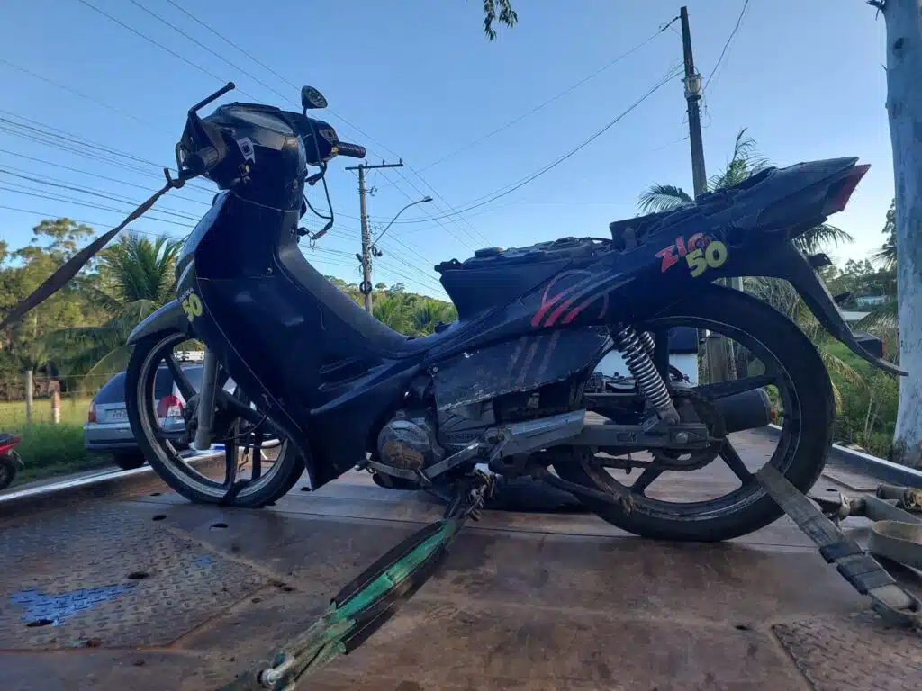 moto em cima de um caminhão guincho