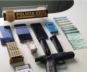 Suspeitos de tráfico de drogas no RJ são presos em operação no ES Aramas e drogas apreendidas