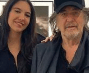 Al Pacino está à espera do quarto filho aos 83 anos com namorada de 29 homem de boné, de barba de bigode crisalho posa ao lado de mulher morena