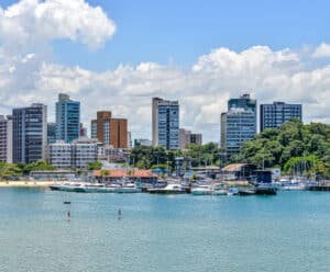 Dia Nacional do Turismo: Vitória encanta com sua gastronomia, cultura e belezas Praia Praça dos Namorados e Iate Clube