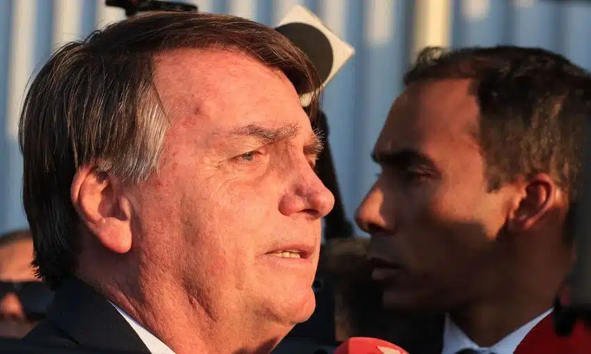 Ex-presidente, Jair Bolsonaro, na saída do Senado federal