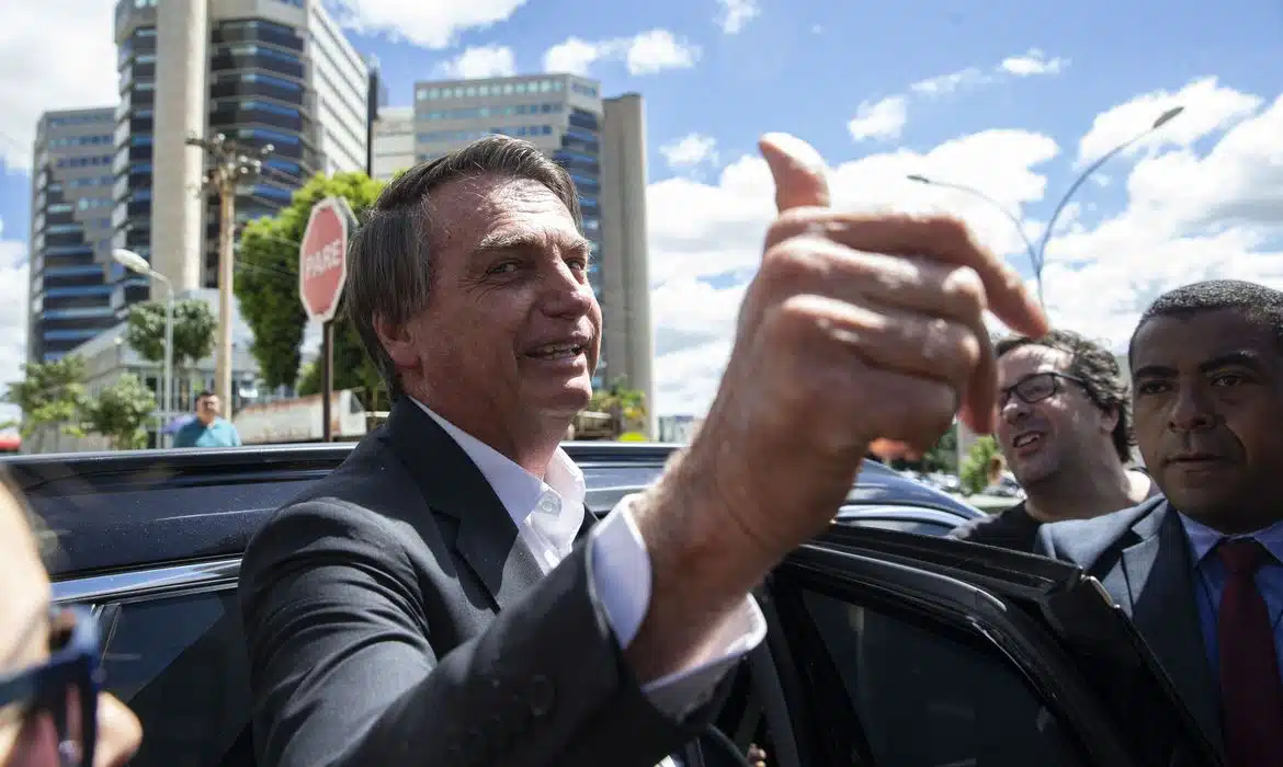 Bolsonaro fazendo sinal de positivo