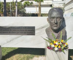 Estão abertas as inscrições de candidatos a Cachoeirense Ausente de 2023 busto de Newton Braga na Praça Jerônimo Monteiro