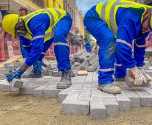 Calçadas novas: atual passeio público da rua Quintiliano começa a ser removido Blocos de concreto estão sendo assentados na via