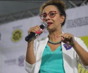 Assembleia do ES debate abuso e exploração sexual infantil Camila Valadão falando ao microfone