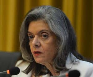 Cármen Lúcia assume como vice-presidente do TSE Ministra Carmen Lúcia falando ao microfone