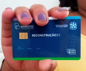 Bom Jesus inicia processo para cadastro do Cartão Reconstrução mão segurando um cartão azul