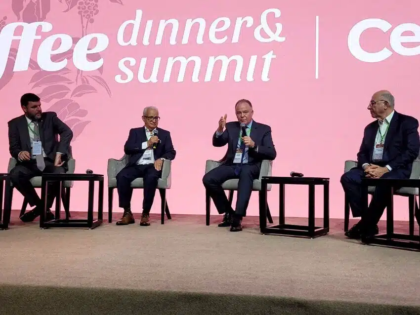 Casagrande palestrando em evento sobre o mercado do café