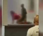 VÍDEO: casal faz sexo dentro de agência bancária e é expulso com ‘chineladas’