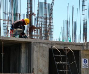 homem trabalhando na construção civil